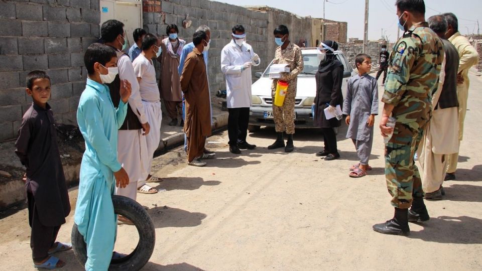 مردم یاری ارتش در حاشیه شهر زاهدان مردم یاری ارتش در حاشیه شهر زاهدان