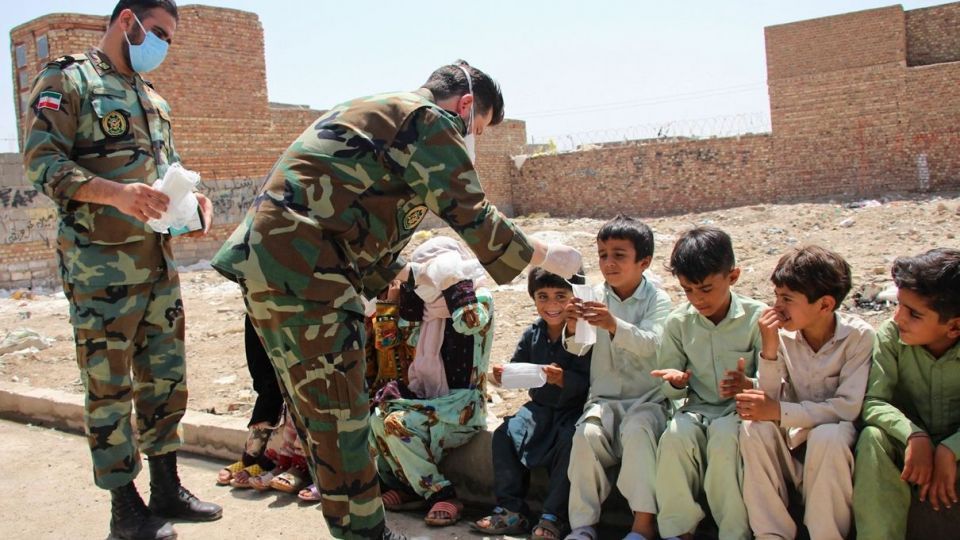 مردم یاری ارتش در حاشیه شهر زاهدان مردم یاری ارتش در حاشیه شهر زاهدان