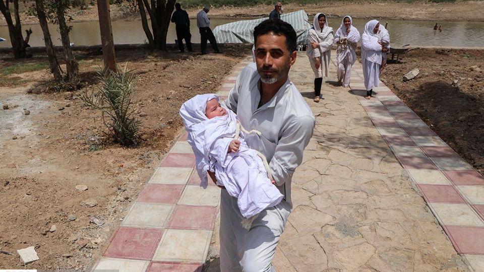 غسل تعمید کودکان مندایی در سوسنگرد غسل تعمید کودکان مندایی در سوسنگرد