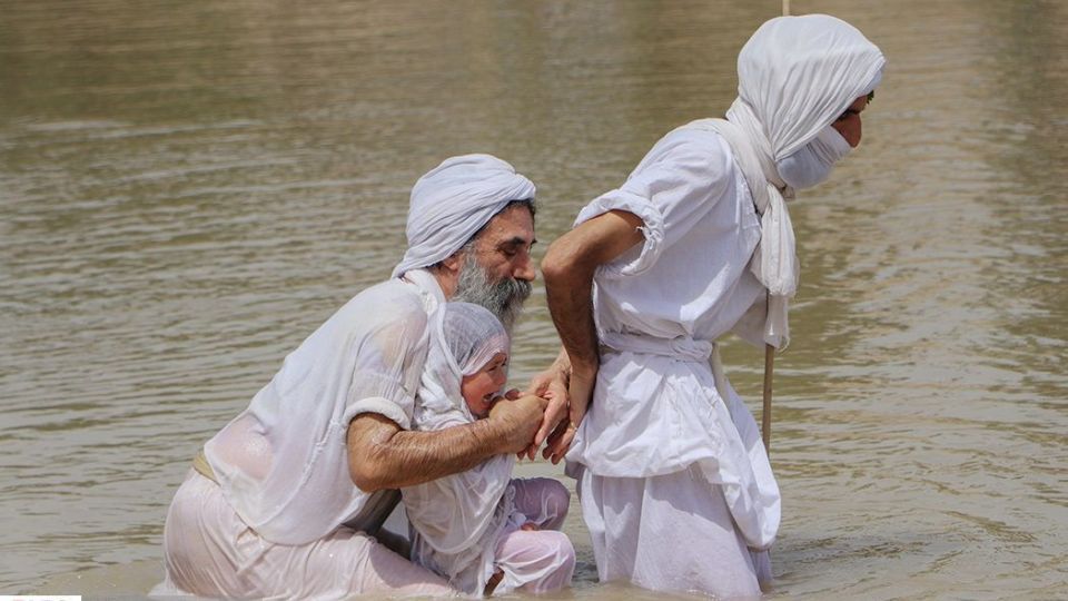 غسل تعمید کودکان مندایی در سوسنگرد غسل تعمید کودکان مندایی در سوسنگرد