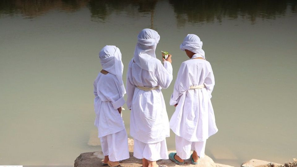 غسل تعمید کودکان مندایی در سوسنگرد غسل تعمید کودکان مندایی در سوسنگرد