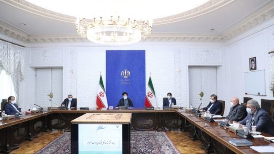 رئیس جمهور: وزارتخانههای صمت و جهاد کشاورزی برای حل مشکلات معیشت روزانه مردم تدبیر کنند رئیس جمهور: وزارتخانههای صمت و جهاد کشاورزی برای حل مشکلات معیشت روزانه مردم تدبیر کنند