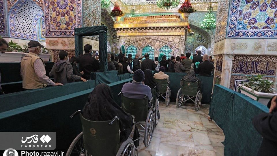 دست زائران به ضریح امام رضا(ع) رسید دست زائران به ضریح امام رضا(ع) رسید