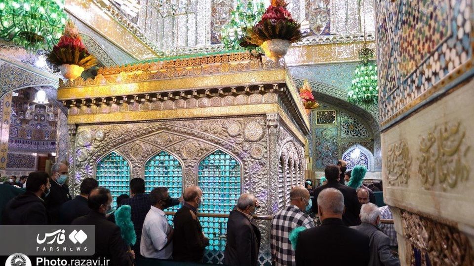 دست زائران به ضریح امام رضا(ع) رسید دست زائران به ضریح امام رضا(ع) رسید