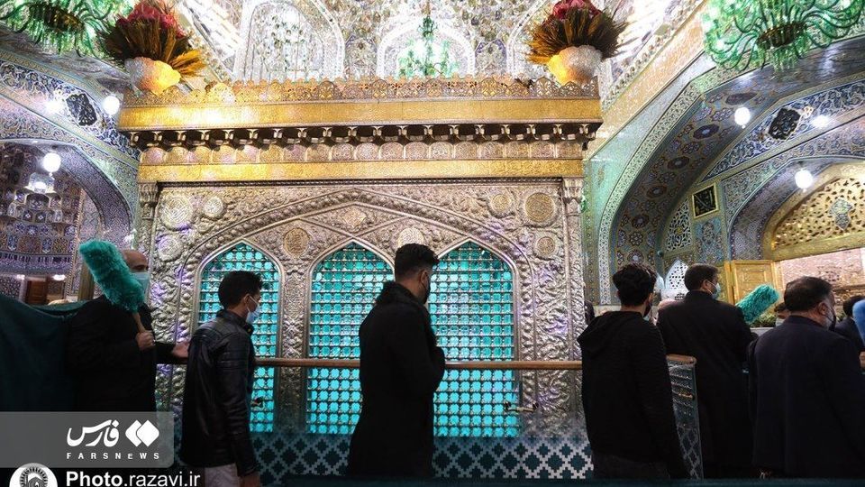 دست زائران به ضریح امام رضا(ع) رسید دست زائران به ضریح امام رضا(ع) رسید