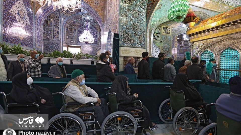 دست زائران به ضریح امام رضا(ع) رسید دست زائران به ضریح امام رضا(ع) رسید