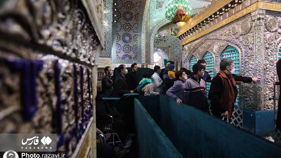 دست زائران به ضریح امام رضا(ع) رسید دست زائران به ضریح امام رضا(ع) رسید