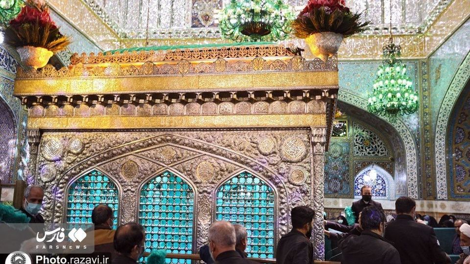 دست زائران به ضریح امام رضا(ع) رسید دست زائران به ضریح امام رضا(ع) رسید