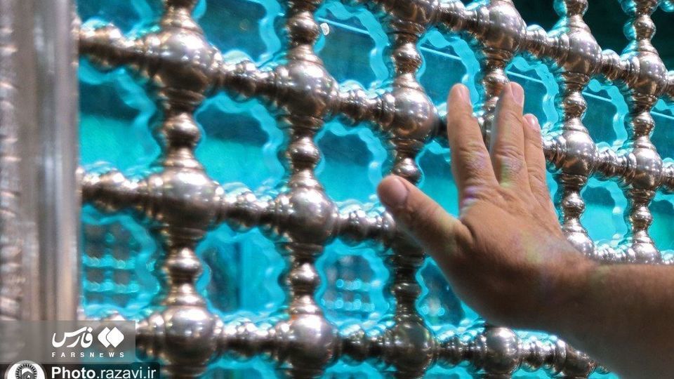 دست زائران به ضریح امام رضا(ع) رسید دست زائران به ضریح امام رضا(ع) رسید