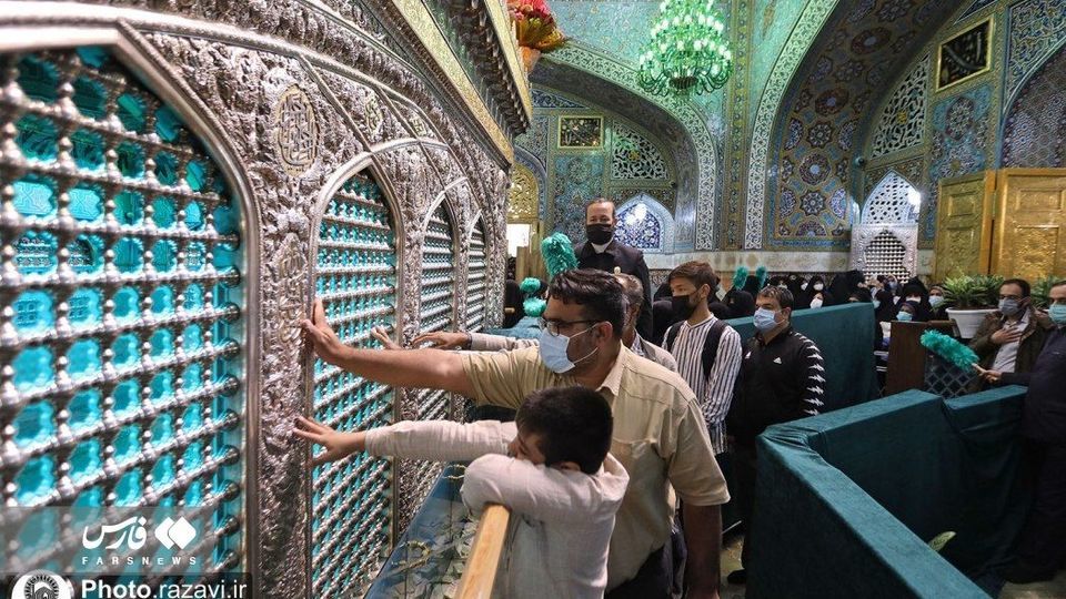 دست زائران به ضریح امام رضا(ع) رسید دست زائران به ضریح امام رضا(ع) رسید