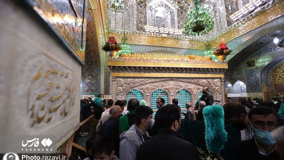 دست زائران به ضریح امام رضا(ع) رسید دست زائران به ضریح امام رضا(ع) رسید
