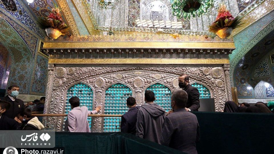 دست زائران به ضریح امام رضا(ع) رسید دست زائران به ضریح امام رضا(ع) رسید