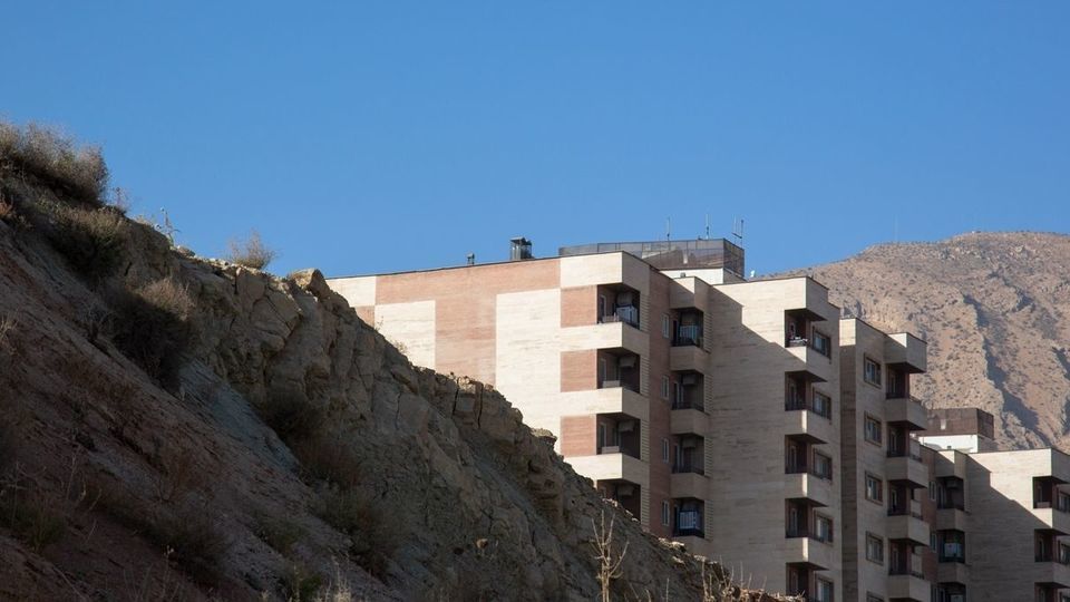 ساخت و ساز بی رویه در کوه های دراک - شیراز ساخت و ساز بی رویه در کوه های دراک - شیراز