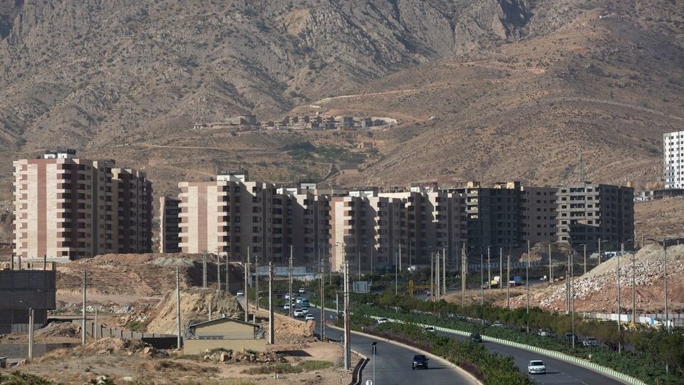 ساخت و ساز بی رویه در کوه های دراک - شیراز ساخت و ساز بی رویه در کوه های دراک - شیراز