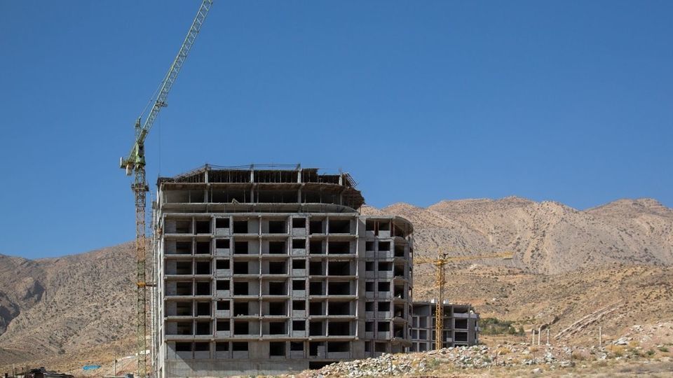 ساخت و ساز بی رویه در کوه های دراک - شیراز ساخت و ساز بی رویه در کوه های دراک - شیراز