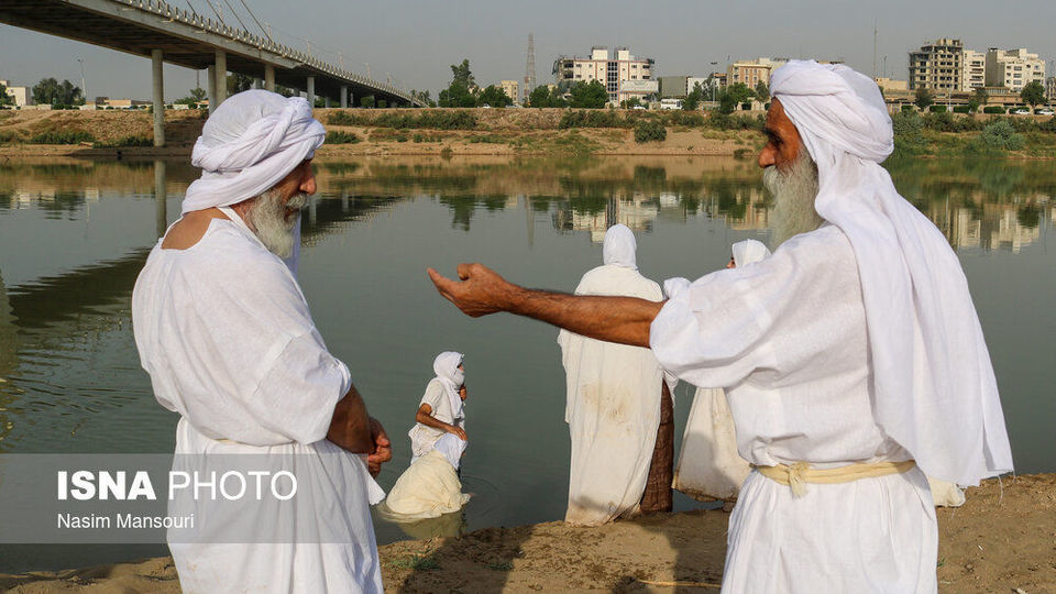 مراسم عید دهوا حنینا (عید کوچک) منداییان در ساحل کارون مراسم عید دهوا حنینا (عید کوچک) منداییان در ساحل کارون