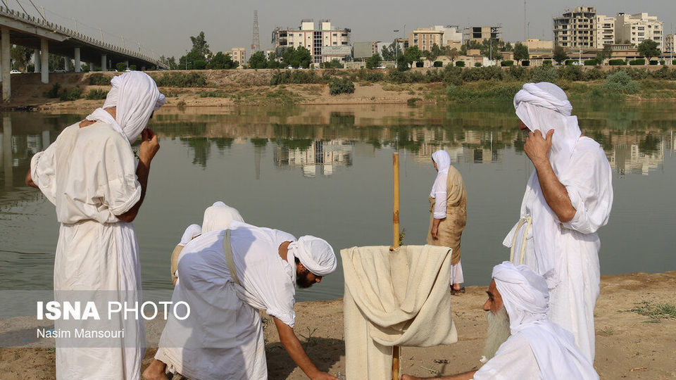 مراسم عید دهوا حنینا (عید کوچک) منداییان در ساحل کارون مراسم عید دهوا حنینا (عید کوچک) منداییان در ساحل کارون