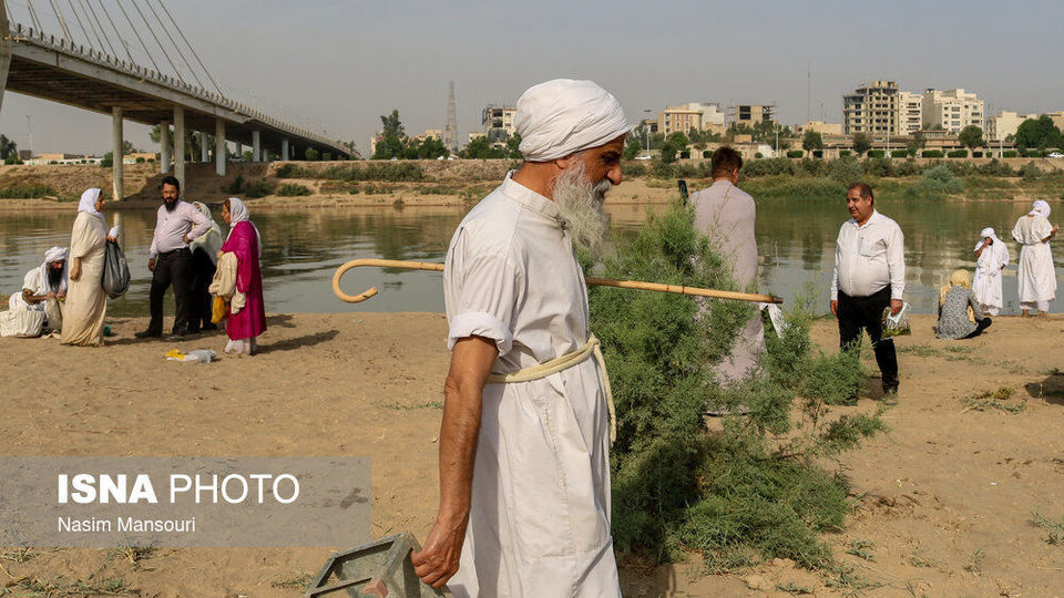 مراسم عید دهوا حنینا (عید کوچک) منداییان در ساحل کارون مراسم عید دهوا حنینا (عید کوچک) منداییان در ساحل کارون