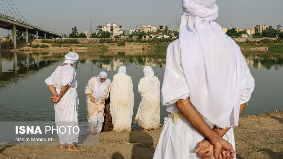 مراسم عید دهوا حنینا (عید کوچک) منداییان در ساحل کارون مراسم عید دهوا حنینا (عید کوچک) منداییان در ساحل کارون