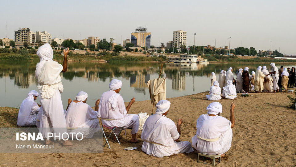 مراسم عید دهوا حنینا (عید کوچک) منداییان در ساحل کارون مراسم عید دهوا حنینا (عید کوچک) منداییان در ساحل کارون