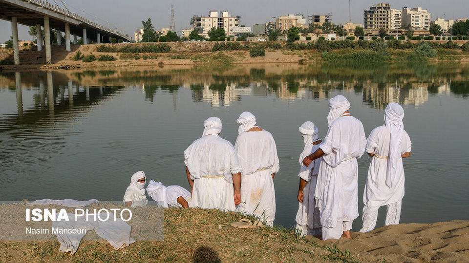 مراسم عید دهوا حنینا (عید کوچک) منداییان در ساحل کارون مراسم عید دهوا حنینا (عید کوچک) منداییان در ساحل کارون