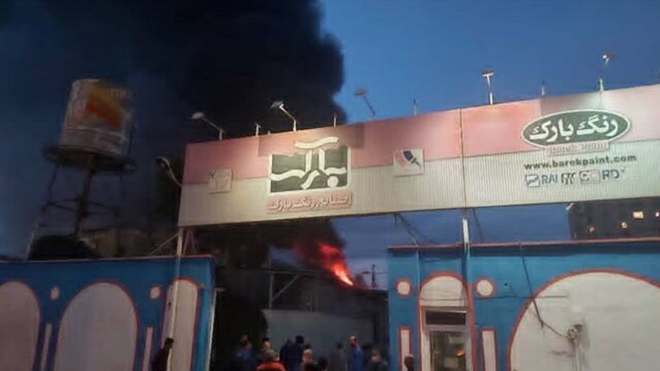 حریق گسترده در کارخانه رنگ بارک قم
