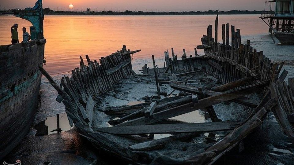 لنج های به گِل نشسته - آبادان لنج های به گِل نشسته - آبادان