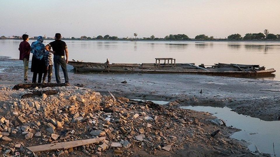 لنج های به گِل نشسته - آبادان لنج های به گِل نشسته - آبادان