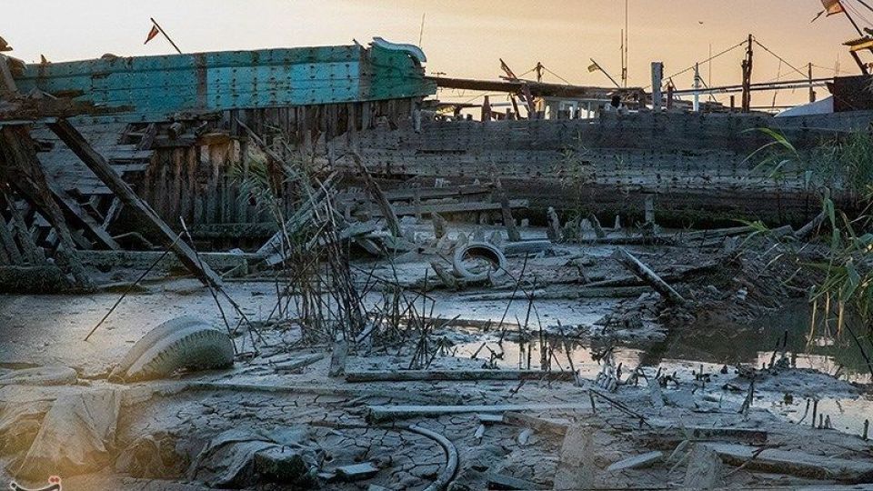 لنج های به گِل نشسته - آبادان لنج های به گِل نشسته - آبادان