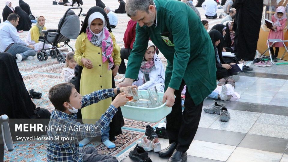 حال و هوای حرم مطهر رضوی در شب و روز میلاد حضرت رضا (ع) حال و هوای حرم مطهر رضوی در شب و روز میلاد حضرت رضا (ع)