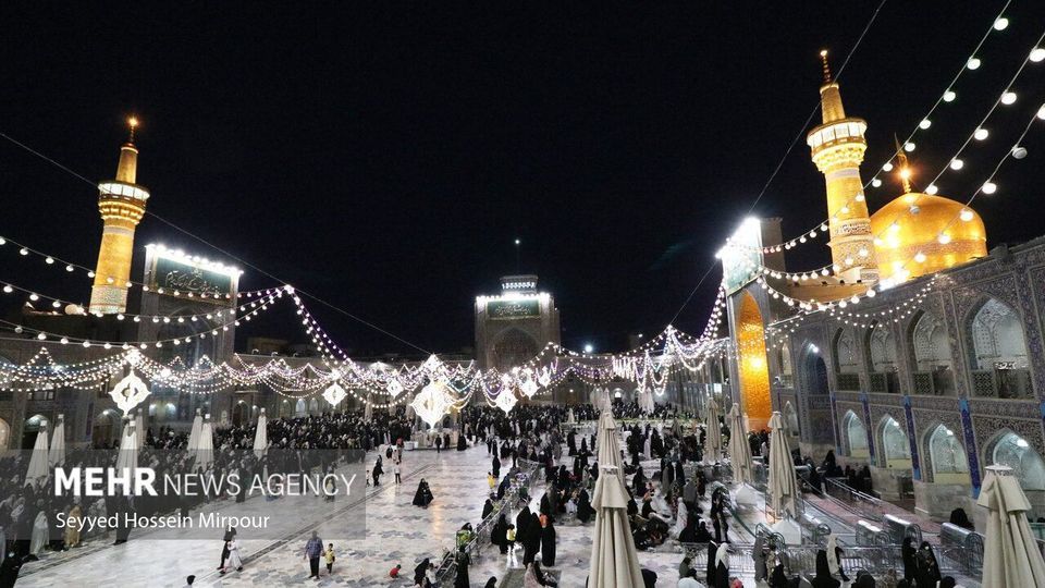 حال و هوای حرم مطهر رضوی در شب و روز میلاد حضرت رضا (ع) حال و هوای حرم مطهر رضوی در شب و روز میلاد حضرت رضا (ع)