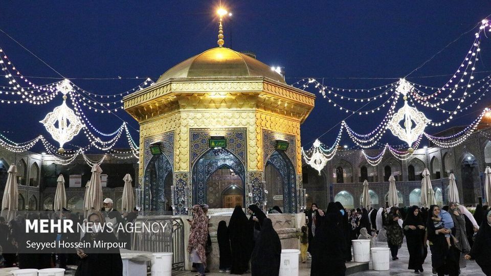حال و هوای حرم مطهر رضوی در شب و روز میلاد حضرت رضا (ع) حال و هوای حرم مطهر رضوی در شب و روز میلاد حضرت رضا (ع)