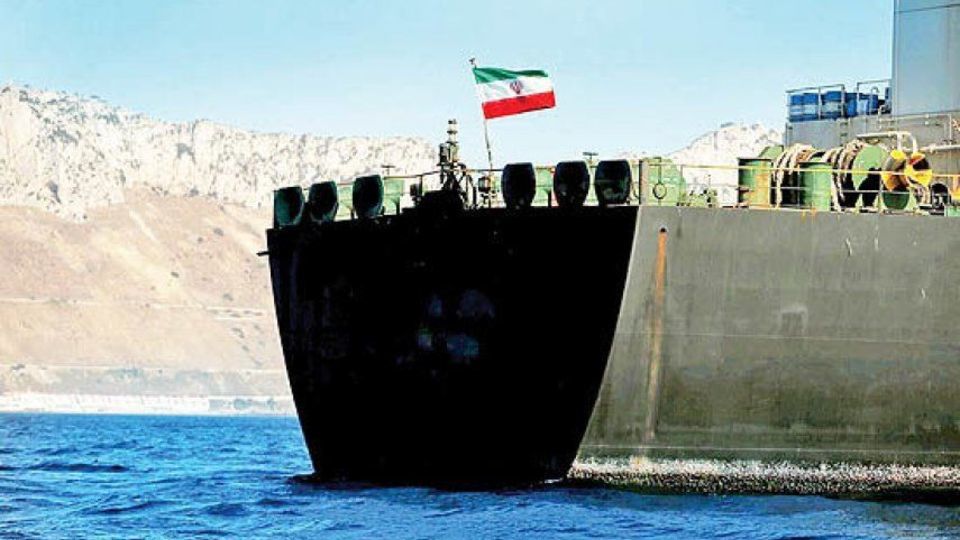 رویترز: نفتکش ساخته شده توسط ایران برای ونزوئلا در آستانه حمل نخستین محموله سوخت قرار دارد
