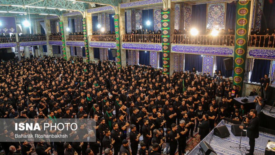 حضور گردشگران خارجی در آیینهای محرم یزد حضور گردشگران خارجی در آیینهای محرم یزد