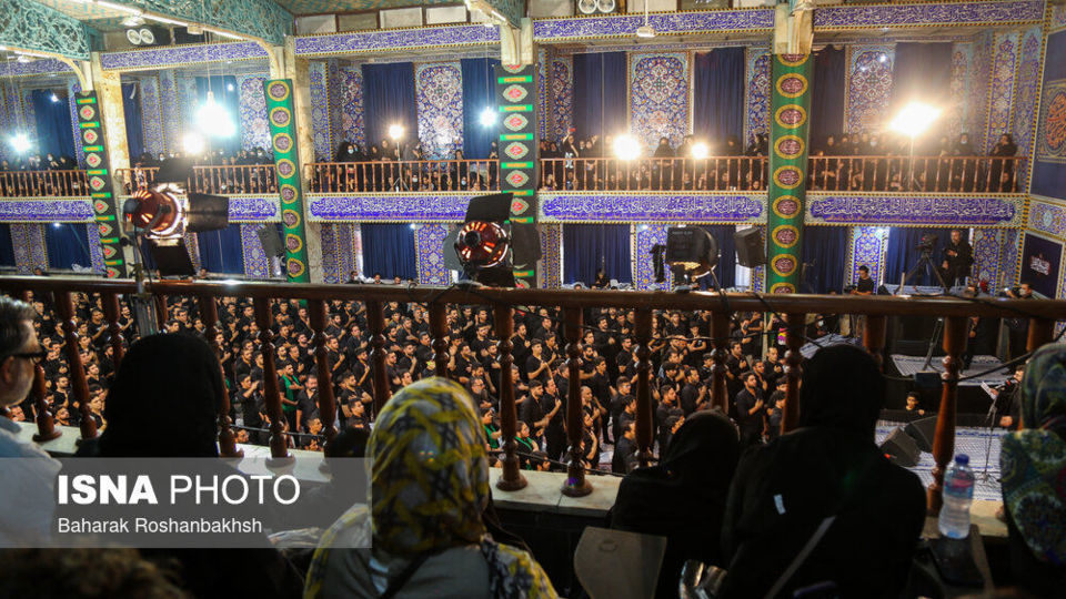 حضور گردشگران خارجی در آیینهای محرم یزد حضور گردشگران خارجی در آیینهای محرم یزد