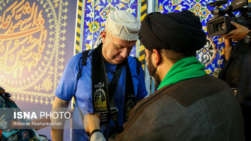 حضور گردشگران خارجی در آیینهای محرم یزد حضور گردشگران خارجی در آیینهای محرم یزد