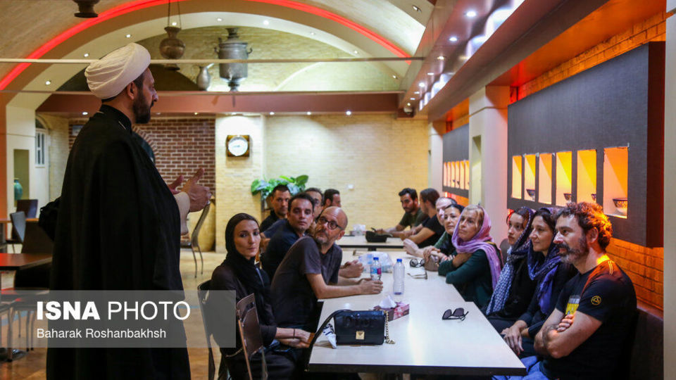 حضور گردشگران خارجی در آیینهای محرم یزد حضور گردشگران خارجی در آیینهای محرم یزد