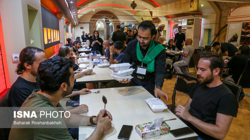 حضور گردشگران خارجی در آیینهای محرم یزد حضور گردشگران خارجی در آیینهای محرم یزد