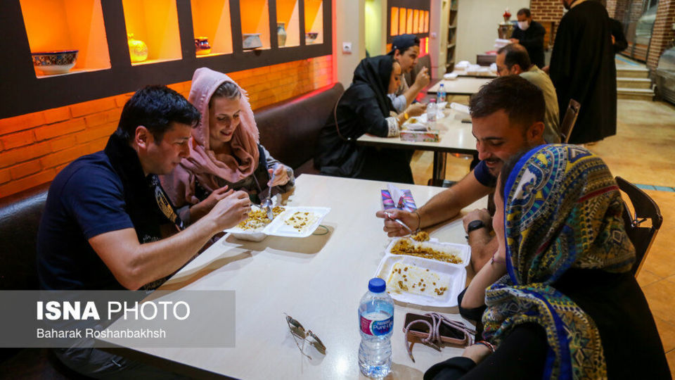 حضور گردشگران خارجی در آیینهای محرم یزد حضور گردشگران خارجی در آیینهای محرم یزد