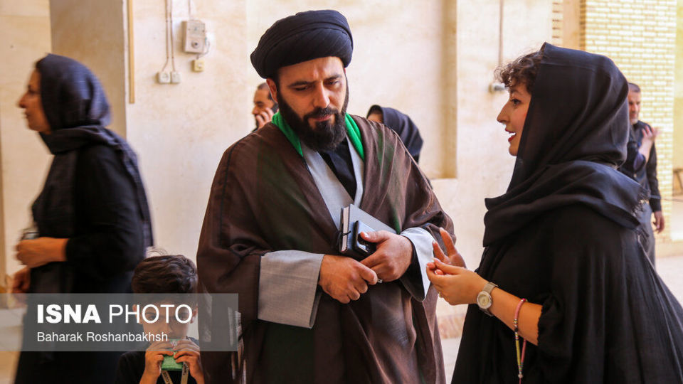 حضور گردشگران خارجی در آیینهای محرم یزد حضور گردشگران خارجی در آیینهای محرم یزد