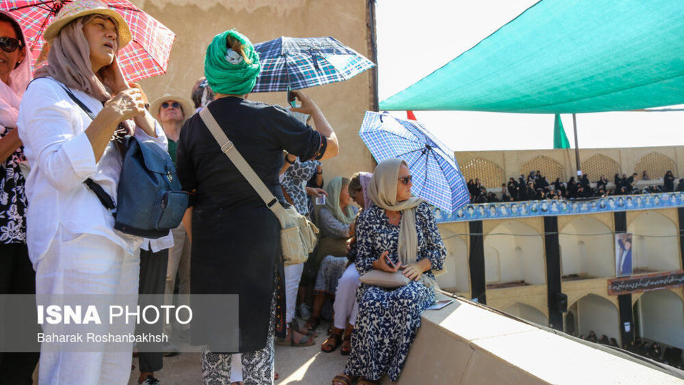 حضور گردشگران خارجی در آیینهای محرم یزد حضور گردشگران خارجی در آیینهای محرم یزد