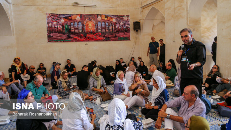 حضور گردشگران خارجی در آیینهای محرم یزد حضور گردشگران خارجی در آیینهای محرم یزد