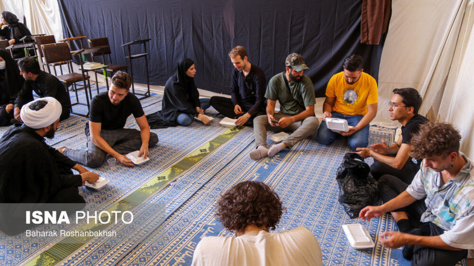 حضور گردشگران خارجی در آیینهای محرم یزد حضور گردشگران خارجی در آیینهای محرم یزد