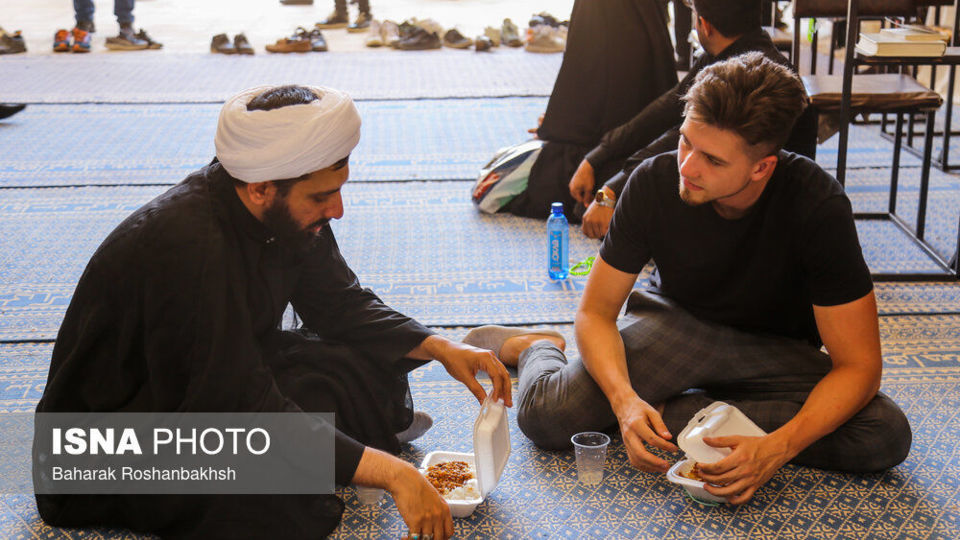 حضور گردشگران خارجی در آیینهای محرم یزد حضور گردشگران خارجی در آیینهای محرم یزد