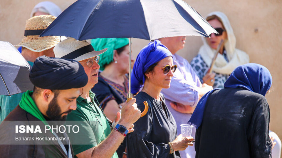 حضور گردشگران خارجی در آیینهای محرم یزد حضور گردشگران خارجی در آیینهای محرم یزد