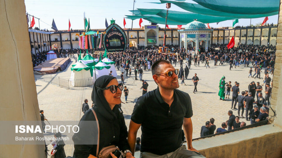 حضور گردشگران خارجی در آیینهای محرم یزد حضور گردشگران خارجی در آیینهای محرم یزد