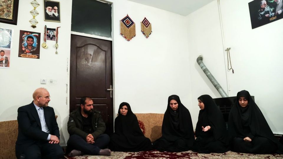 قالیباف با خانواده شهید عجمیان دیدار کرد