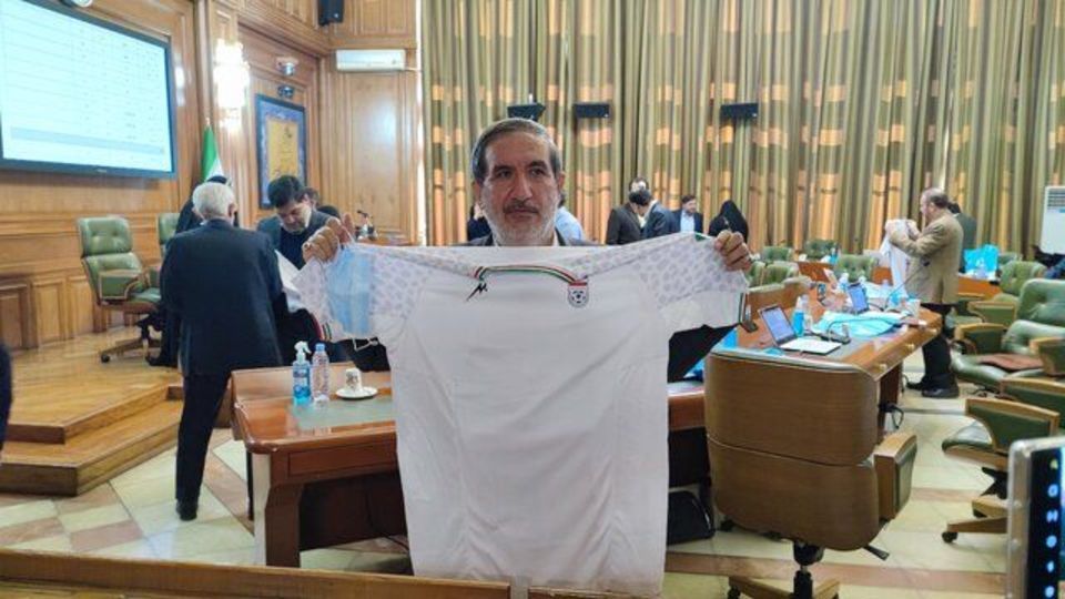 هدیه پیراهن تیم ملی به اعضای شورای شهر هدیه پیراهن تیم ملی به اعضای شورای شهر