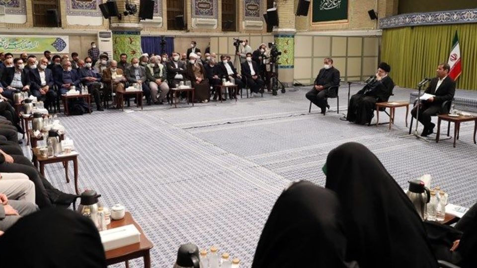 رهبر انقلاب در دیدار شاعران: شعر یک رسانه اثرگذار است/خوشبختانه قلمرو شعر در کشور توسعه پیدا کرده است رهبر انقلاب در دیدار شاعران: شعر یک رسانه اثرگذار است/خوشبختانه قلمرو شعر در کشور توسعه پیدا کرده است