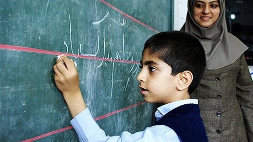 ماجرای توزیع توهینآمیز هدایا بین برخی معلمان در اندیمشک چه بود؟ ماجرای توزیع توهینآمیز هدایا بین برخی معلمان در اندیمشک چه بود؟